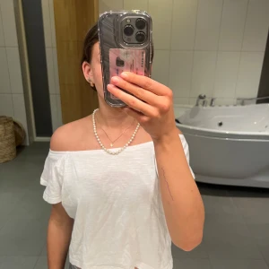 Vit offshoulder topp - Säljer en superfin vit offshoulder topp med korta ärmar. Perfekt för sommardagar eller en festkväll. Toppen är i ett mjukt och bekvämt material som sitter skönt på kroppen. Passar bra till både jeans och kjol! Säljes då den inte passar löngre då den är i storlek 140 typ!