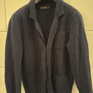 Cardigan  - Väldigt snygg cardigan från clipper, storlek M/50 men sitter litet i storleken, skulle säga att den sitter som S, skicket är bra, hör av er om ni har några funderingar 😊