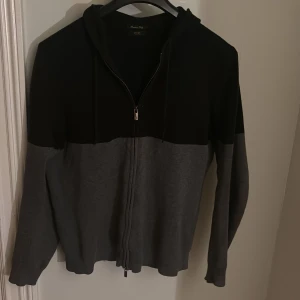 Massimo dutti Tröja - Säljer nu min riksfeta Massimo dutti zip som är omöjlig att få tag på ny. Inga defekter. Storlek M men passar S-L. Otroligt skön och perfekt nu för vintern! Skriv vid frågor elr funderingar. 