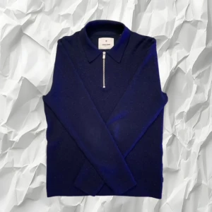 Jack & Jones Zip - Sjukt snygg och stilren half zip från Jack & Jones - Storlek: Small - Skick 8/10 (Endast nopprig) - Nypris: 800kr - Mitt pris: 399kr - DM för frågor & funderingar! 