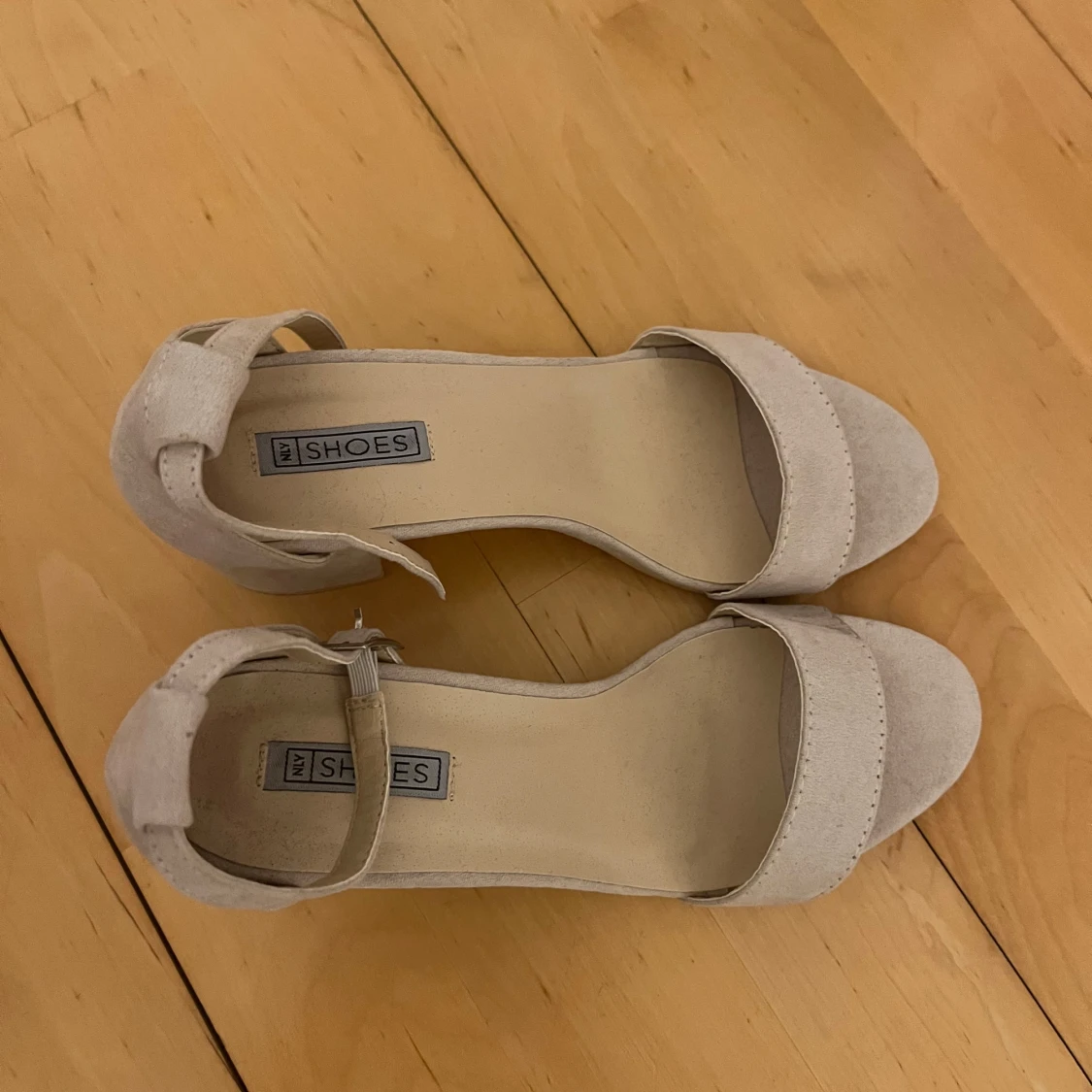 Beige sandaler med klack från Nelly - 90