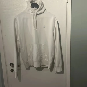 Polo Ralph lauren hoodie  - Säljer denna vita hoodie som jag köpte här på Plick jag har använd den varsamt så skicket är bra 
