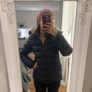 Svart pufferjacka - Jätte fint skick !! Mörk blå färg  Sitter som S/xs men är storlek 16 years old. Jätte snygg med polo märket på bröstet köpt för runt 4000kr Jätte jätte varm till vintern!