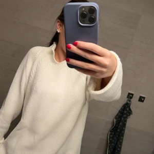 Vit stickad tröja - Varm och mysig stickad tröja perfekt nu till vintern💕använd 1 gång säljer pga att den inte kommer till användning💕strl L men skulle säga att den sitter som en s/m