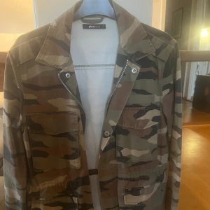 Military jacket  - Säljer nu min military jacket då jag inte använder den längre den är som ny och helt felfri. Storlek S och säljer för 380kr skriv ifall ni är intresserade 
