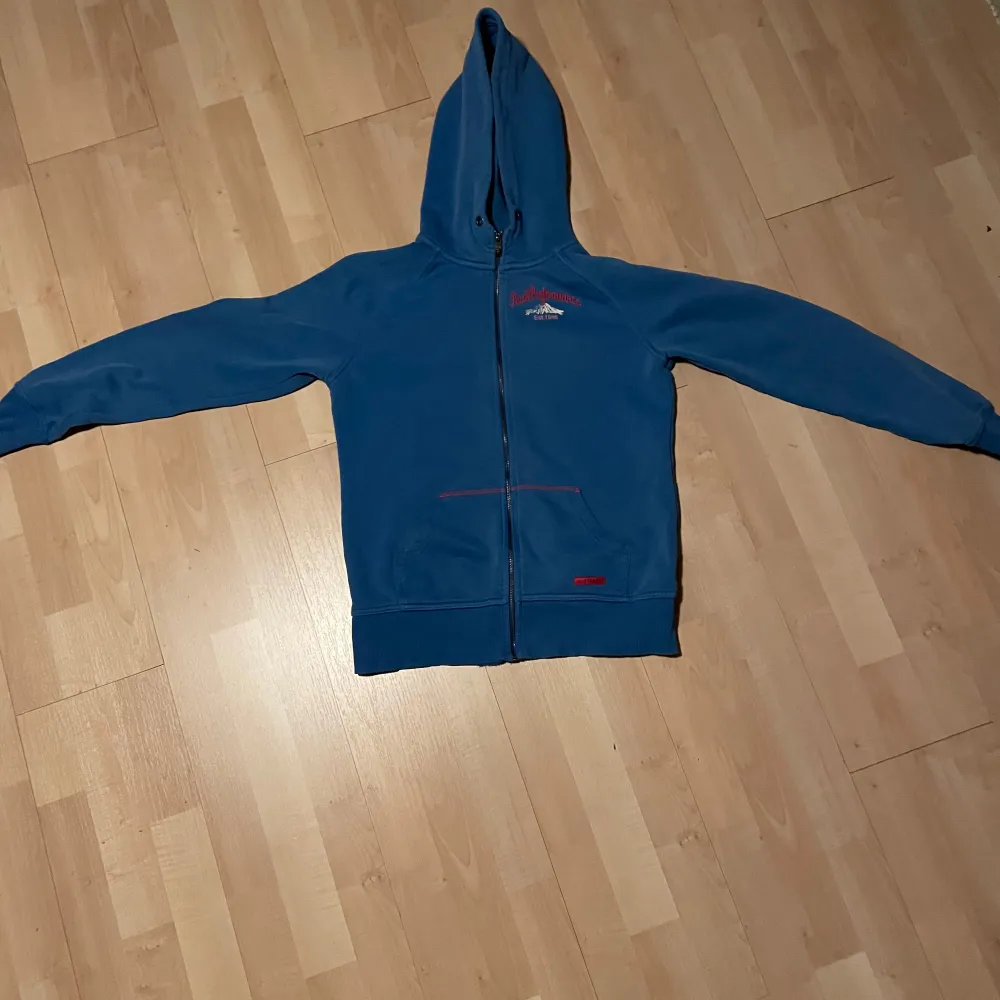 Säljer blå peak performance zip hoodie i storlek M för kvinnor. Bra skick har varit väl omhändertagen men det saknas snöre till luvan. Uppskattar ifall du som vill köpa kan hämta den i eller nära umeå så slipper man hålla på med frakten men det spelar inte så stor roll, går bra med frakt också. Hoodies.