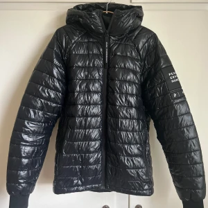 Svart jacka - Peak Performance - Säljer en svart pufferjacka från Peak Performance i mycket bra skick. 