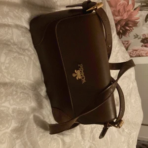 En äkta prada väska - Jag säljer en äkta prada väska. Inte använt någon gång, säljer den för att den inte kom. till användning💗💗