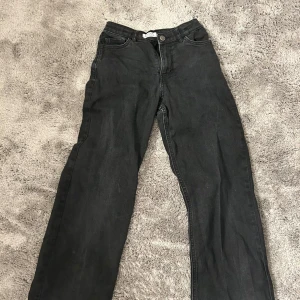 Svarta jeansbyxor från Lindex - Säljer ett par svarta jeansbyxor från Lindex i storlek EUR 140, perfekt för barn i åldern 9-10 år. Byxorna har en klassisk design med fem fickor och knappstängning. De är i bra skick och passar till både vardag och fest. Superbekväma och stilrena! Använt ca 2 gånger💘🙏🏽