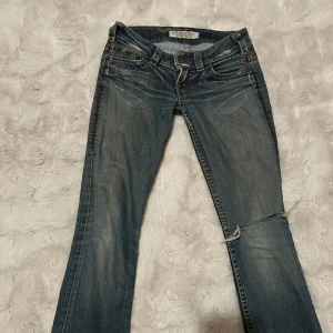 as snygga lowwaist jeans - Säljer nu mina as snygga super lågmidjade jeans. Strl 25/30. kommer säljas billigt då dom har spruckit i rumpan en gång men är lagade. Jag skulle säga att det inte syns jätte mycket på. (se på sista bilden) 