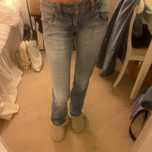 Super fina jeans från only som jag sprättat upp och gjort längre längst ner på jeansen men det syns knappt! De är lite förstora på mig som vanligtvis har xs i jeans så skulle rekomdera de för någon som har S. Jag är 165 cm lång och tror de skulle vara förkorta om du är längre men annats passar de perfekt! ❤️ Hör av dig om du har någon fråga!