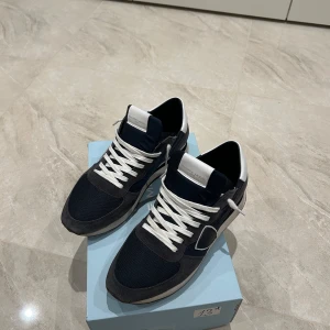 Philippe Model trpx - Hej säljer ett par väldigt sparsamt använda Philippe Model i strlk 42. Kvitto har jag digitalt från cettire och boxen tillkommer. Svarar inte på några skambud! 