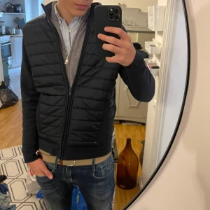 Cardigan jacka  - Riktigt snygg jacka som är i mycket bra skick, köpte den för några veckor sedan denna annons publiceras. Storlek medium och sitter väldigt bra och normalt, Säljer då jag fick en annan i födelsedagspresent.