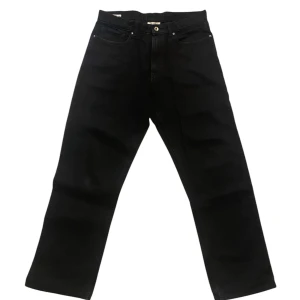 Svarta Vailent jeans - Säljer ett par klassiska svarta jeansbyxor i mycket bra skick. Är aldrig använda. De har en loose passform och är perfekta för både vardag och fest. Byxorna har en midwaist design och är tillverkade i ett slitstarkt material. Perfekta för höst och vinter.