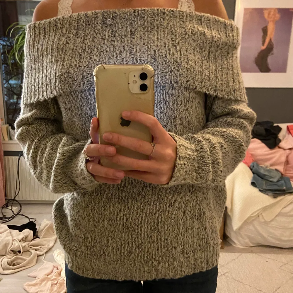 Säljer en supermysig grå stickad tröja med offshoulder-design. Perfekt för höst och vinter när du vill vara både varm och stilren. Tröjan har långa ärmar och en lös passform som gör den extra bekväm. Passar perfekt till jeans eller leggings för en avslappnad look.. Tröjor & Koftor.