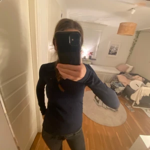 Mörkblå tröja från Tommy Hilfiger - Säljer en snygg mörkblå tröja från Tommy Hilfiger i storlek XS. Den har en v-ringad hals och är i bra skick😋
