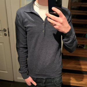 Rugbytröja från John Henric  - Säljer en fräsch rugbytröja från John henric i väldigt bra skick. Tröjan är 100% merinoull. Hör av dig vid funderingar!!