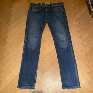 Replay Anbass Jeans - Säljer nu dessa sjukt snygga jeans från replay! Skicket är 9/10 utan defekter. Storlek 36 och modellen på bild är 190 lång! Nypris ~1800kr. Hör av er vid funderingar!