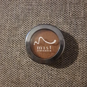 Brun ögonskugga från Mist Stockholm - Snygg brun bronzer från Mist Stockholm i en kompakt och praktisk förpackning. Perfekt för att skapa en naturlig look eller för att bygga upp en mer dramatisk stil. Lätt att applicera och blanda ut för en jämn finish.