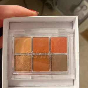 Heat Wave Eyeshadow Palette från CAIA - Säljer en superfin Heat Wave Eyeshadow Palette från CAIA med sex olika nyanser. Perfekt för att skapa både vardagliga och festliga looks! Färgerna inkluderar varma toner som orange, brons och beige. Paletten är kompakt och lätt att ta med sig. Perfekt för dig som älskar att experimentera med smink! Testad 2 gånger så som ny!
