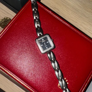 Silverfärgad klocka från Irion - Säljer en stilren silverfärgad klocka från Irion med svart urtavla och romerska siffror. Armbandet har en länkdesign och klockan är designad i Tyskland. Perfekt för både vardag och fest! 🕒✨