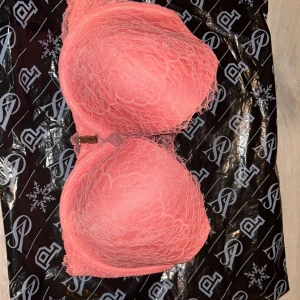 Rosa spets-BH från Victoria's Secret - Säljer en superfin rosa BH från Victoria's Secret i spets. Den är helt ny och har en vacker spetsdetalj över kuporna och axelbanden. Perfekt för att känna sig extra lyxig och bekväm. Kommer i originalförpackning.