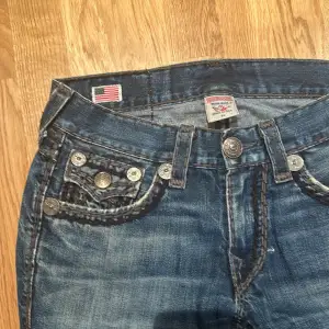 Storlek 31. Ett par riktigt najs true religion jeans. Tyvärr har etiketten på baksidan gått av. 