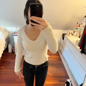 Kräm vit ribbad tröja - Säljer då den är för liten. Den är varm av sig.💕