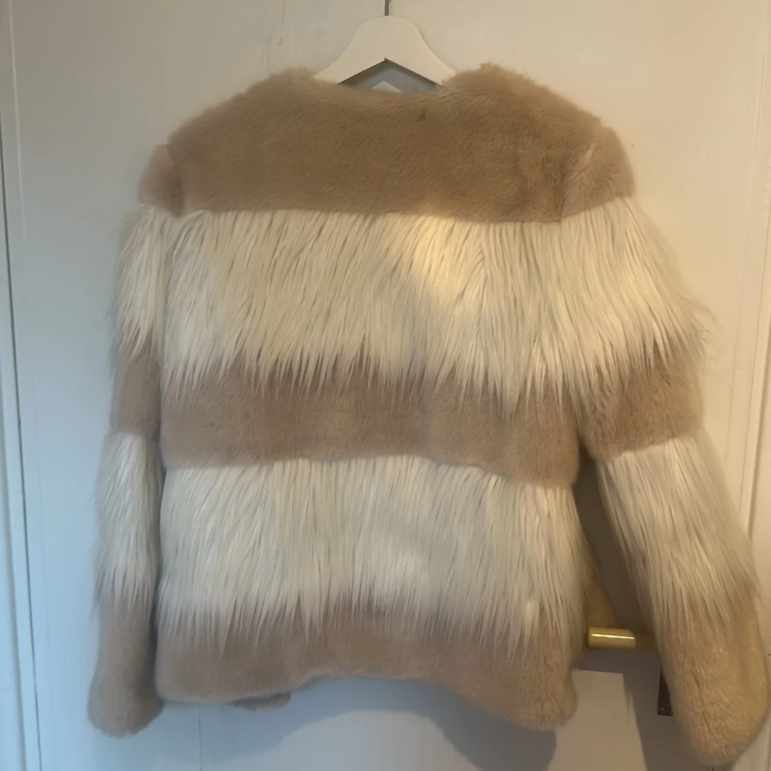 Beige och vit pälsjacka från Zara Woman - 90