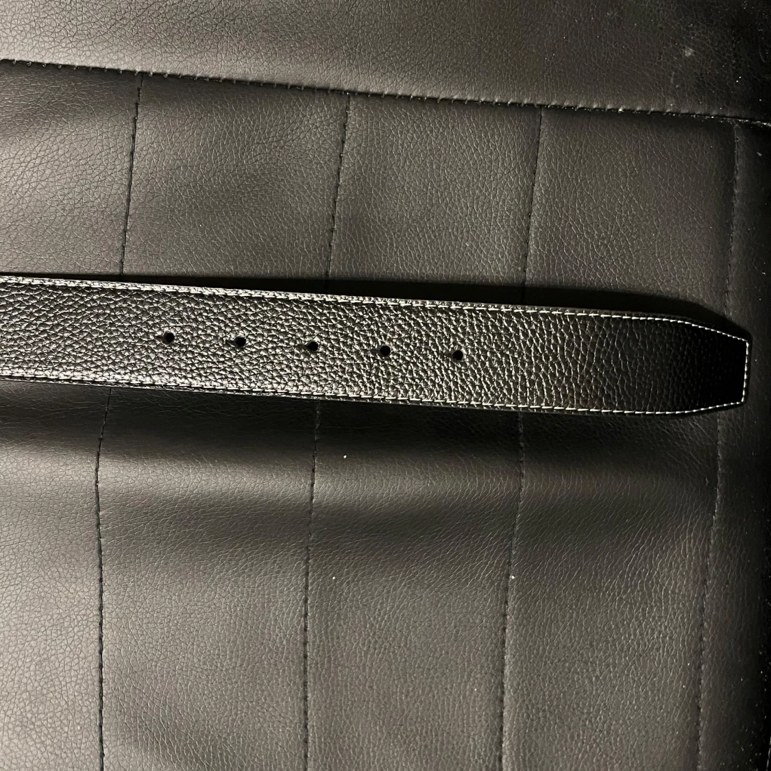 Svart skärp med silverfärgat spänne