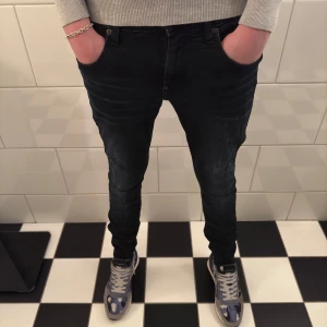 G raw jeans  - Säljer ett par populära jeans med lite slitningar från märker G-Raw, riktigt snygga och sitter väldigt bra. Modellen är 188cm. Det är bra skick på jeansen. Hör av er vid intresse✌🏼