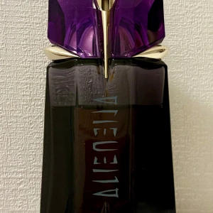 Alien Eau de Parfum by Mugler 60 ml - En fängslande, stark, sensuell, varm, blommig parfym av Mugler. 60 ml, sparsamt använd vilket syns på bilderna. Givetvis förvarad mörkt och svalt. 