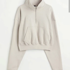 Ljusbeige zip-top sweatshirt - Säljer min zip sweatshirt i storlek S från H&M divided. Nyskick, superbekväm. Slutsåld överallt.