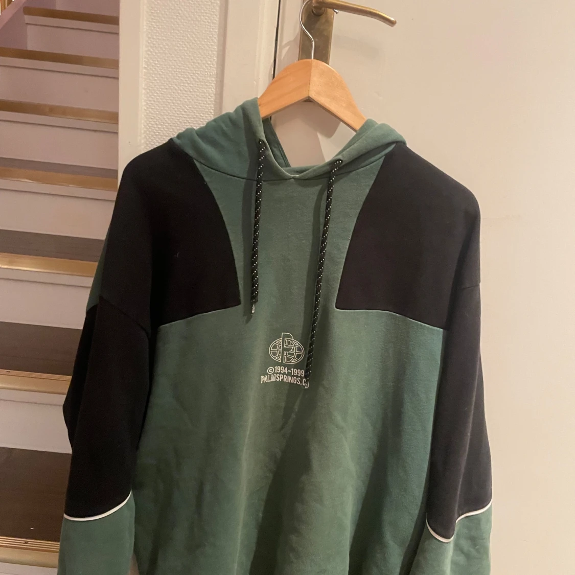 Grön och svart hoodie från Pusher