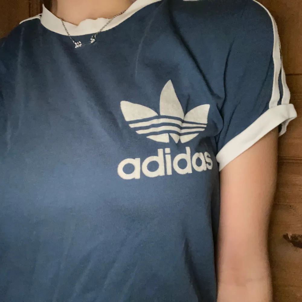 En vintage adidas tröja med bra passform, sparsamt använd.  . T-shirts.