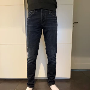 Mörkblå jeansbyxor - Säljer ett par mörkblå jeans i mycket bra skick. De har en slim passform och är perfekta för både vardag och fest. Klassisk design med fem fickor och dragkedja. Passar bra till höst och vår. Perfekta för dig som gillar en stilren look!