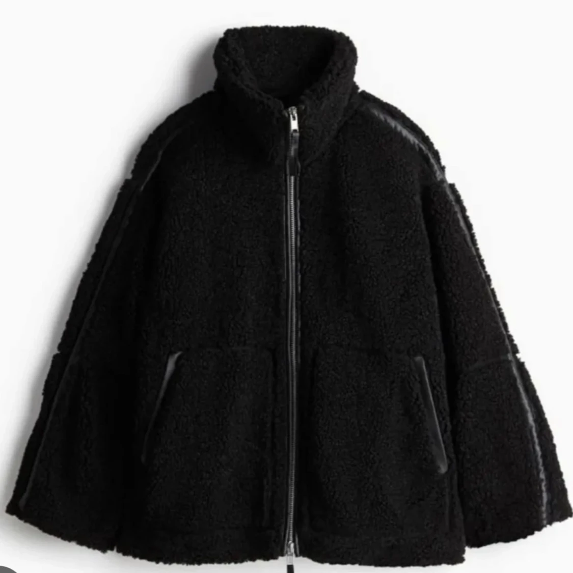 Svart teddyjacka med dragkedja