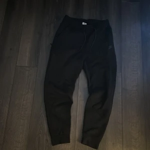 Nike tech fleece byxor - 9/10 skick inga hål eller fläckar knappt använd, som ny pris går alltid diskuteras om du har några funderingar är det bara att kontakta