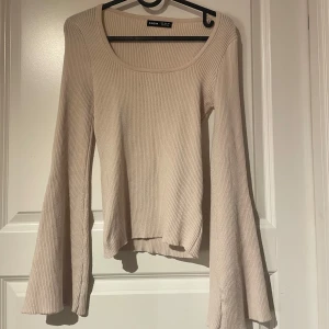 Tröja med vida armar - Fin beige tröja med vida armar, använd några fåtal gånger!
