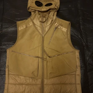 Cp company väst - Lite smutsig går och ta bort i tvätten annars inget fel inga hål ele nåt Köp!!!! M/l Skriv bud