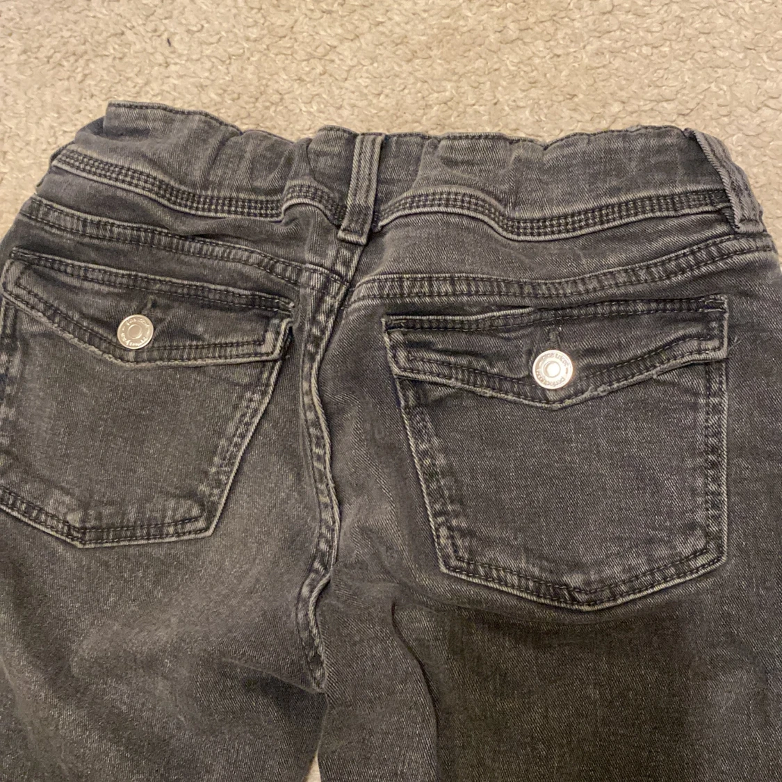 Svarta jeans med knappar - 91