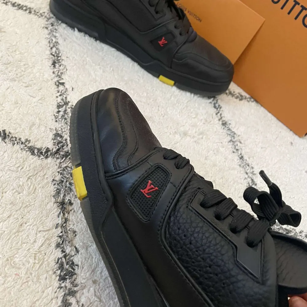 Brand new louis vuitton sneakers, comes with receipt. These shoes are maybe the best shoes ive ever worn, they are very comfy shoes.. Skor.