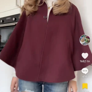 Vinröd poncho - Säljer denna jättefina vinröda trendiga ponchon från hm!❤️❤️❤️🥰 storlek 34/XS