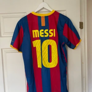 Messi fotbollströja Barcelona  - Helt ny reprint fotbollströja från Barcelona med Messi på ryggen. Storlek Medium 