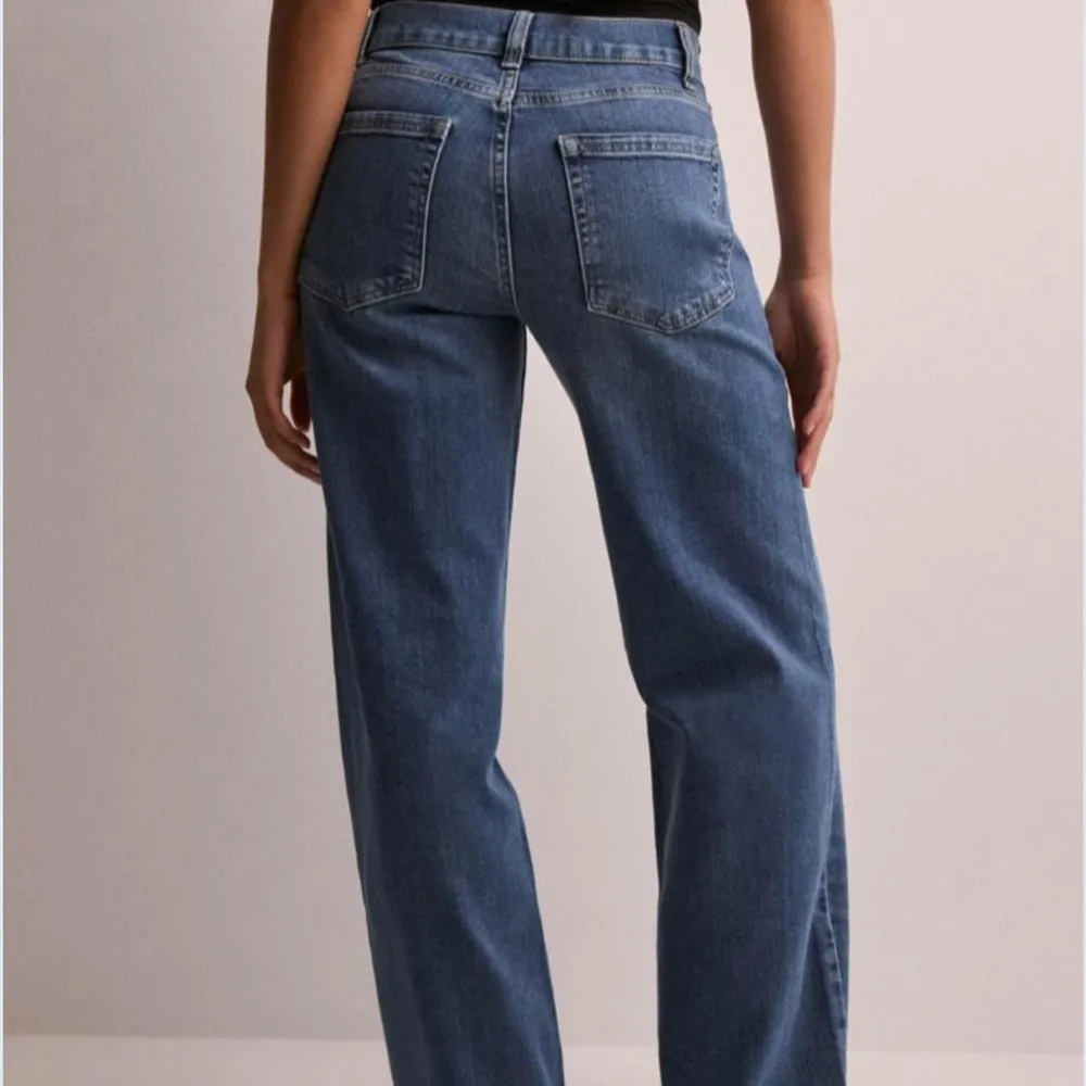 Säljer dessa lågmidjade utsvängda jeans. De är endast använda en gång. Jeans & Byxor.