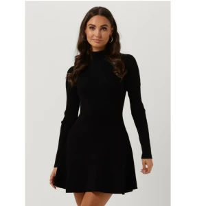 Neo noir ribbad klänning använd 1 gång  - Superfin svart ribbad klänning perfekt för höst & vinter. Den har en tight passform upptill och en lätt utsvängd kjol som ger en snygg siluett. Klänningen är långärmad och har en hög hals vilket gör den både stilren & mysig. Nypris 1199 från Neo noir