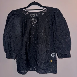 Spetstopp - Jättefin topp i spets🖤