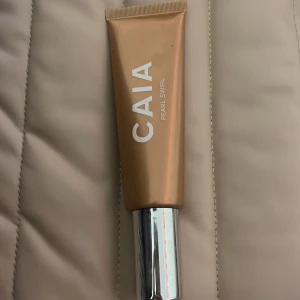 caia liquid highlighter  - oanvänd färgen pearl swirl ( champange med varm underton ) nypris 325 kr