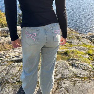 Rosett jeans - Ett par roset jeans. Använd bara en gång, mycket bra skick. Kontakta för fler bilder🩷🩷🩷