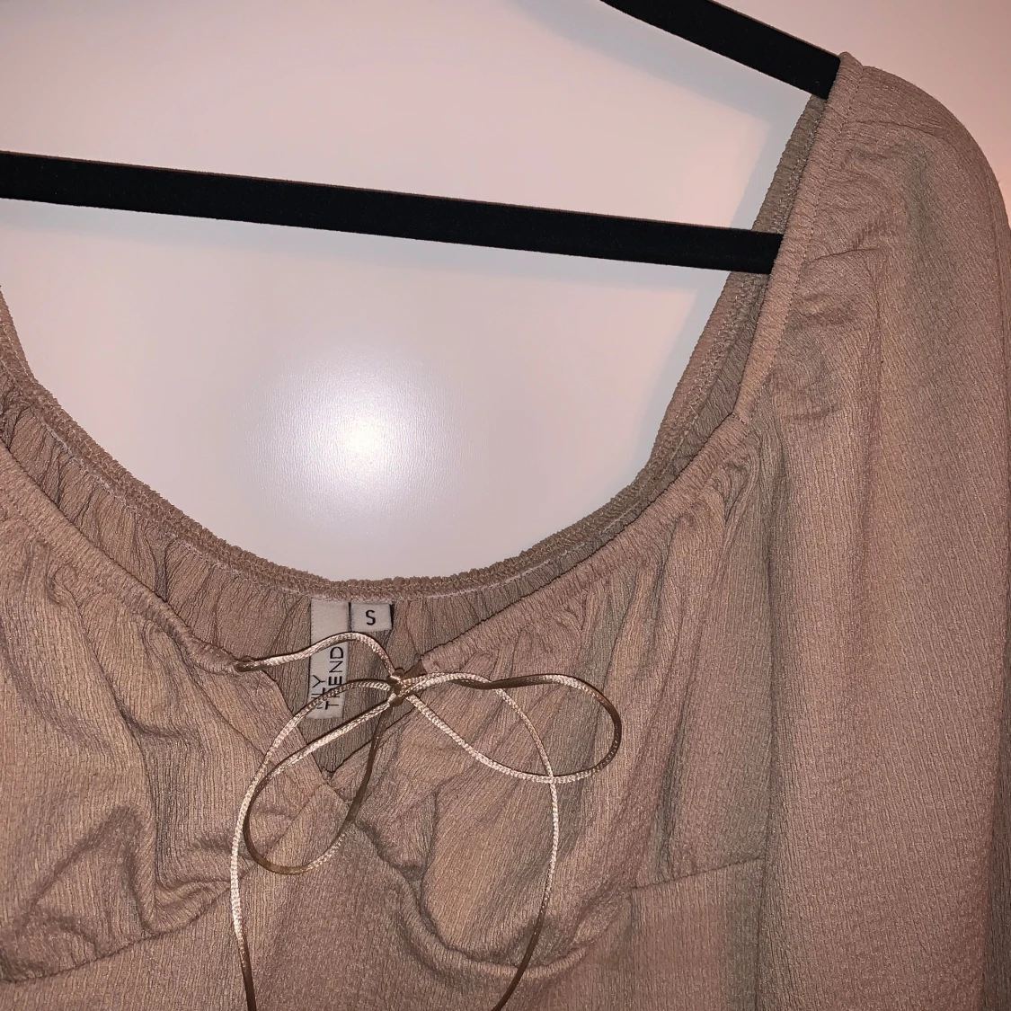 Beige blus med knytning - 90